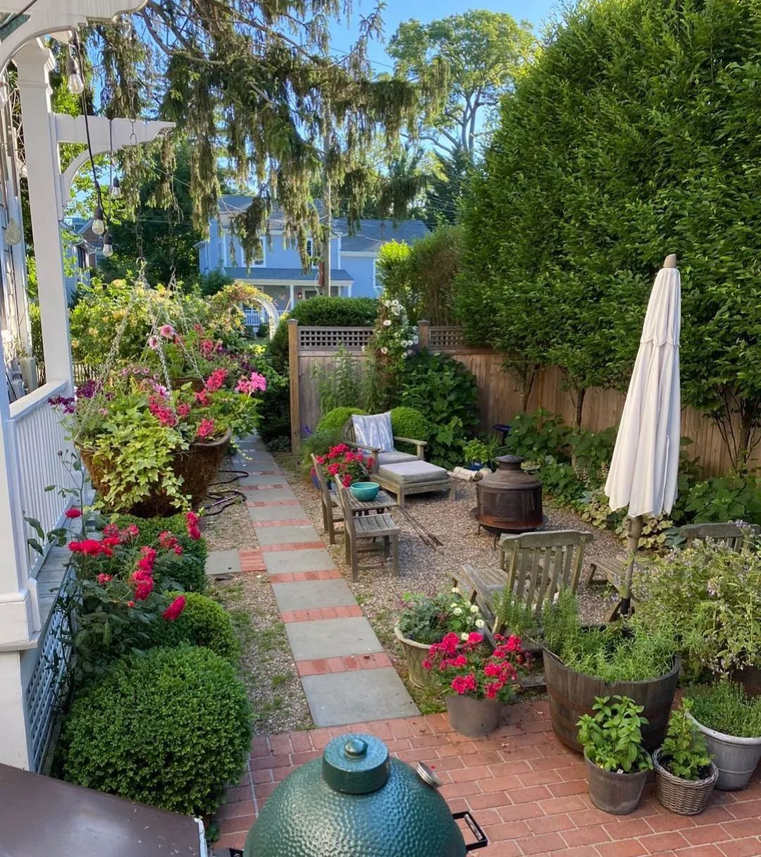 下沉式小花园将观赏者的目光锁定在庭院中